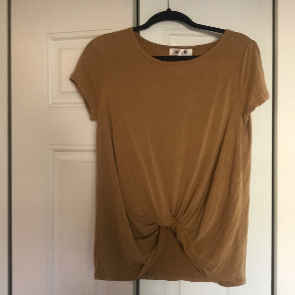 Golden T-shirt twist in the front